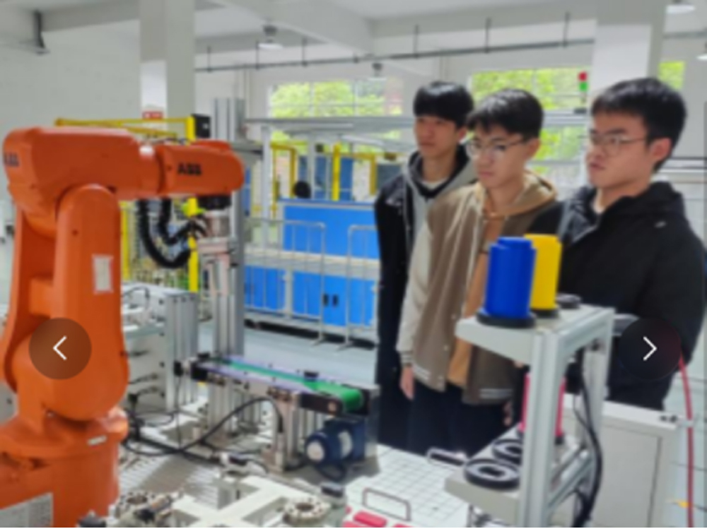 学生在工业4.0实训中心实操工业机器人