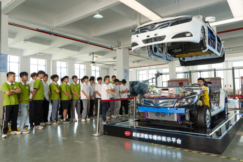 新能源汽车专业群教学实践基地1