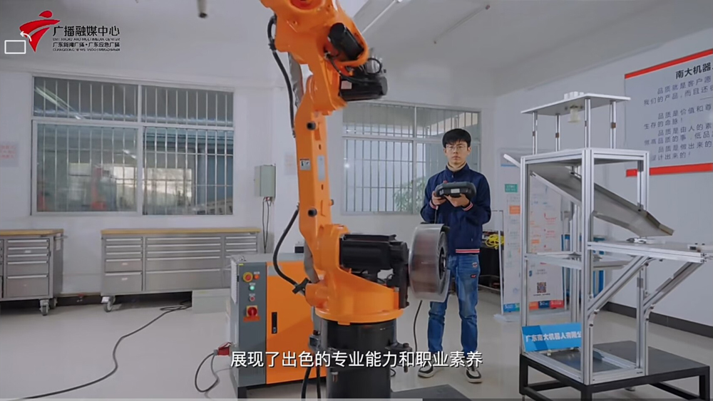 高端人才班毕业生操控机器人