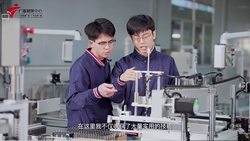 师兄师弟交流产线技术