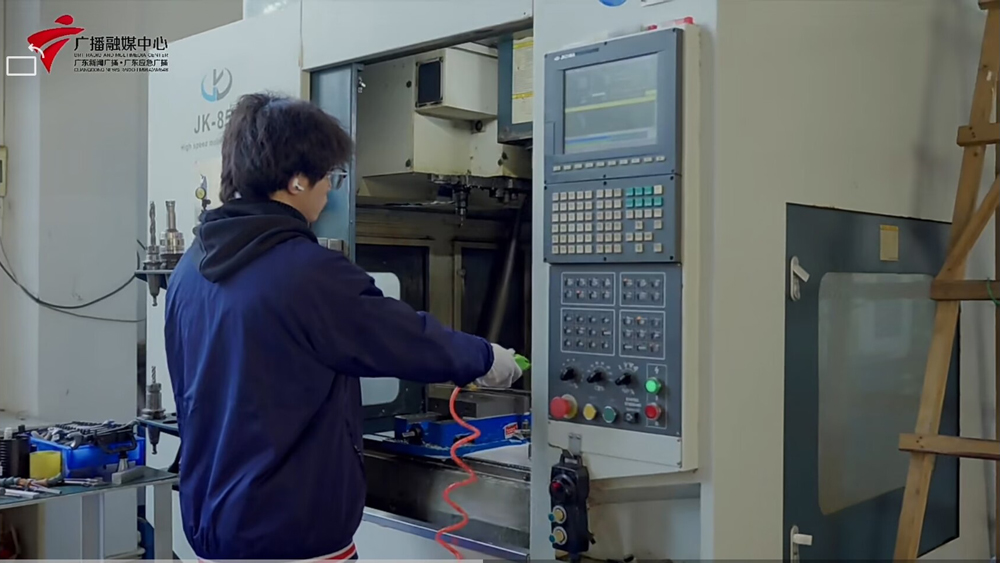 学生清洗数控机床