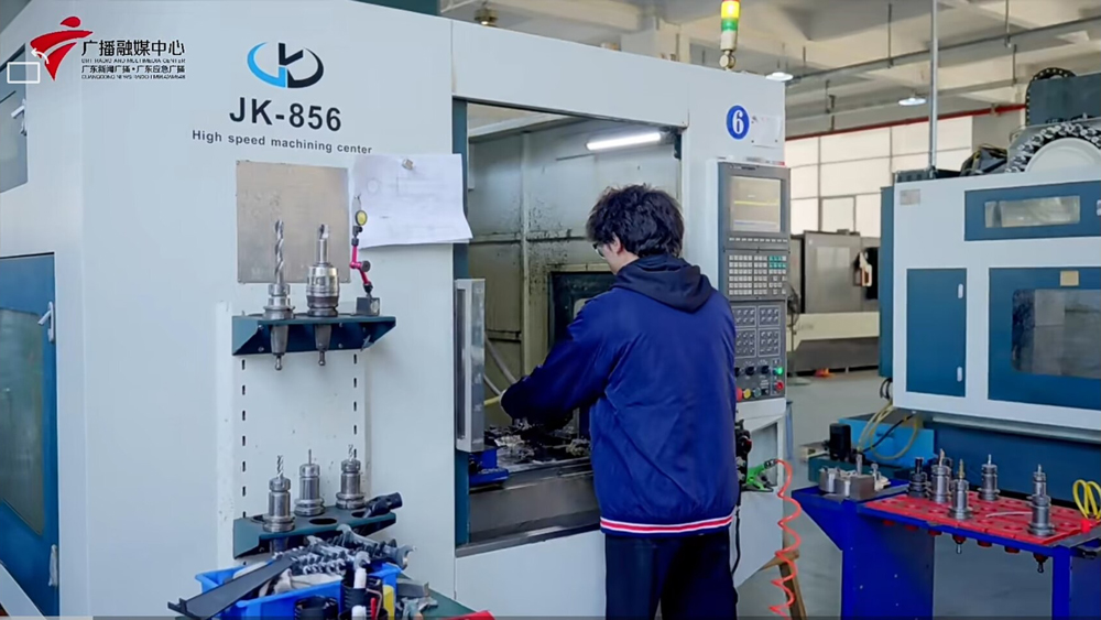 学生更换数控机床刀具